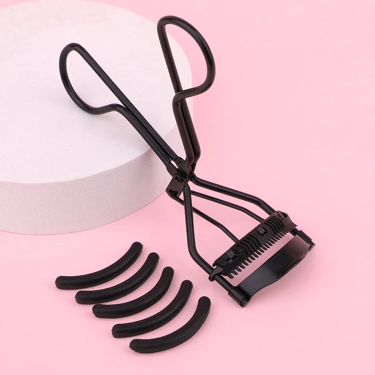 1 portable eyelash curler with 5 silicone pads