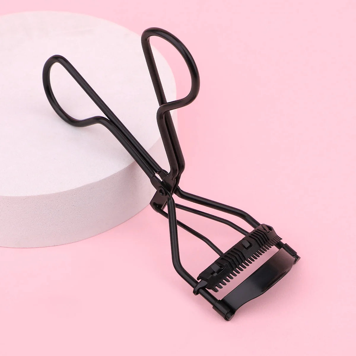 1 portable eyelash curler with 5 silicone pads