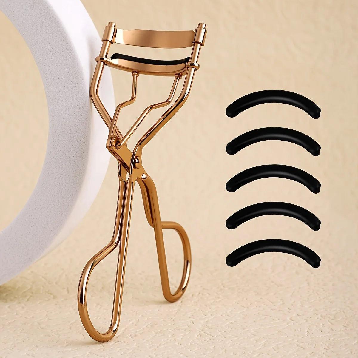 1 portable eyelash curler with 5 silicone pads