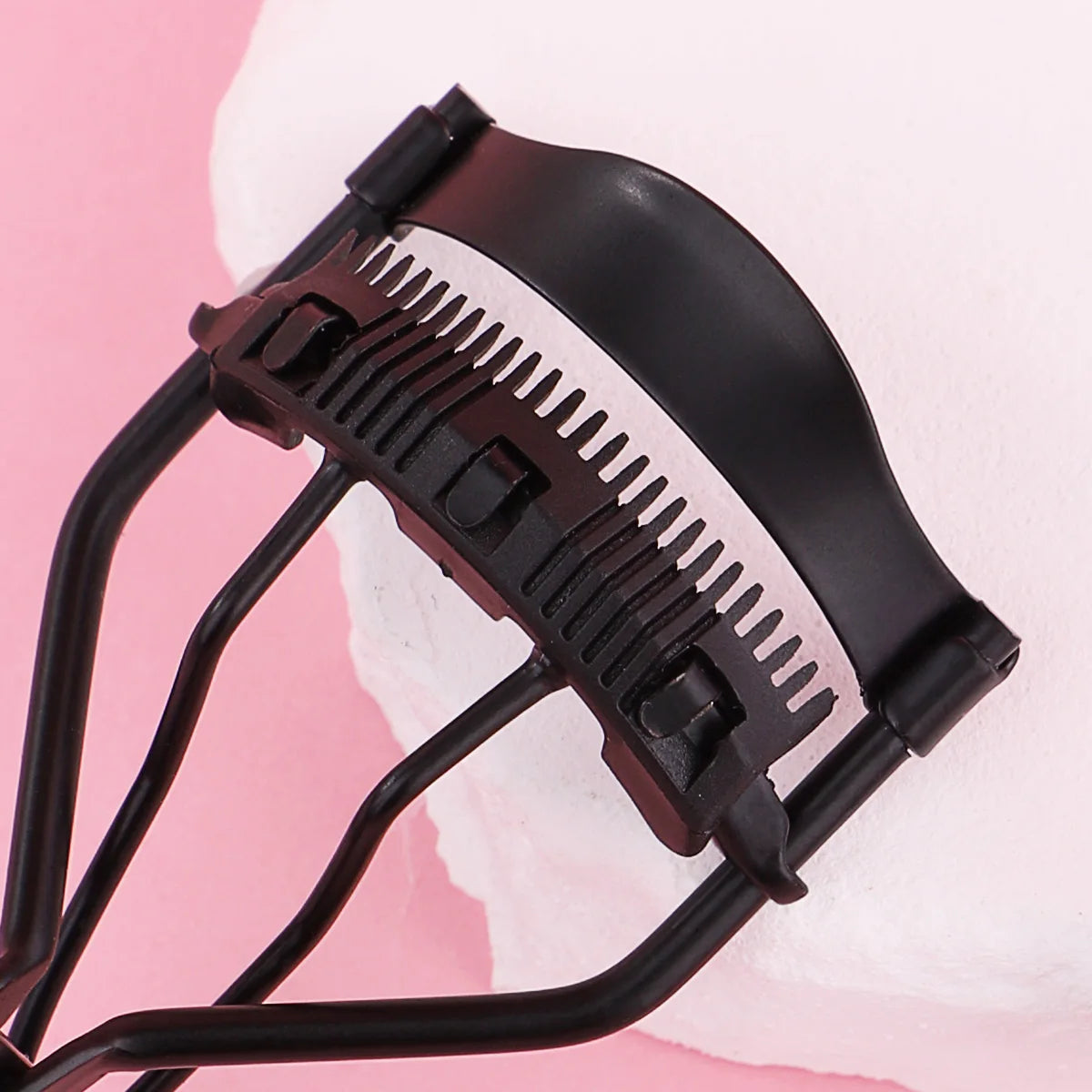 1 portable eyelash curler with 5 silicone pads